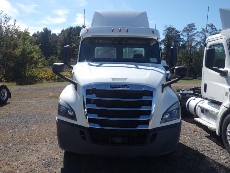 2019-freightliner-cascadia-126-image-2