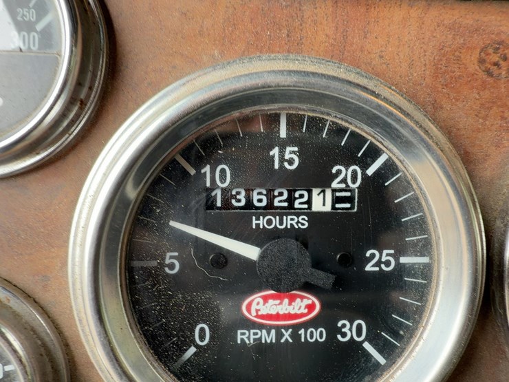 2004-peterbilt-357-image-38