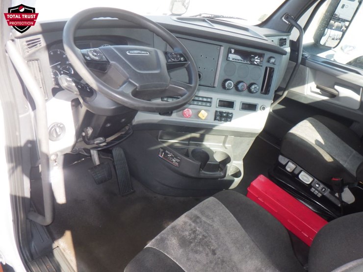 2021-freightliner-cascadia-126-image-16
