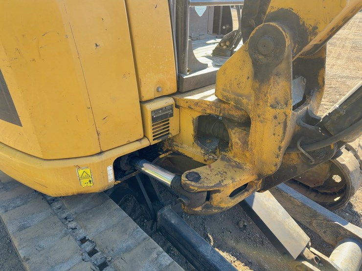 2014-caterpillar-305-image-17