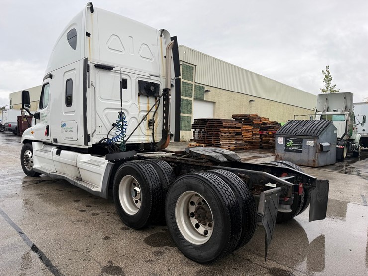 #1669-•-2009-freightliner-cascadia-sleeper-cab-truck-tractor-image-3