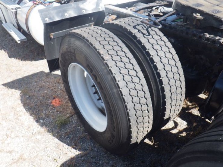 2019-freightliner-cascadia-126-image-15