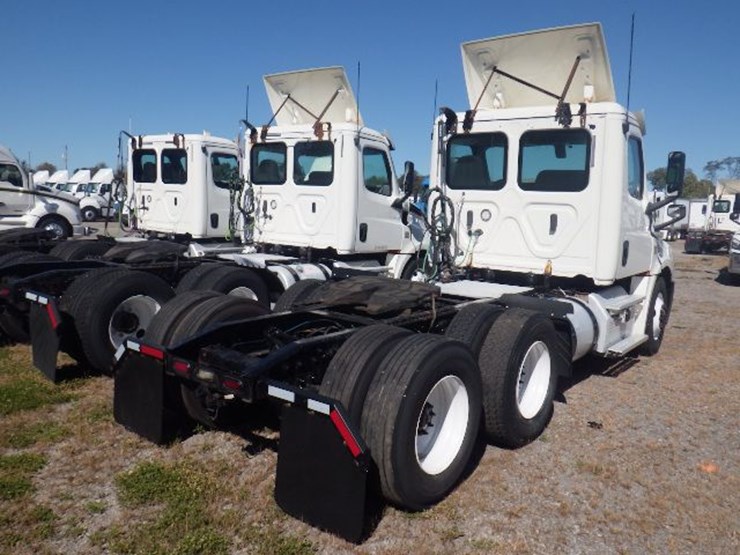 2019-freightliner-cascadia-126-image-9