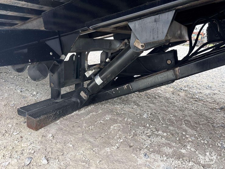 2015-peterbilt-348-image-14