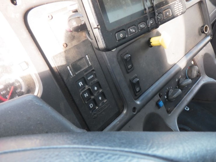2012-freightliner-m2-106-image-10