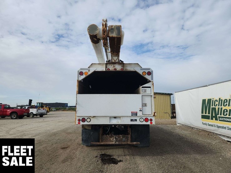 2016-freightliner-m2-106-image-8