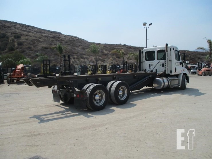 2012-freightliner-cascadia-113-image-3