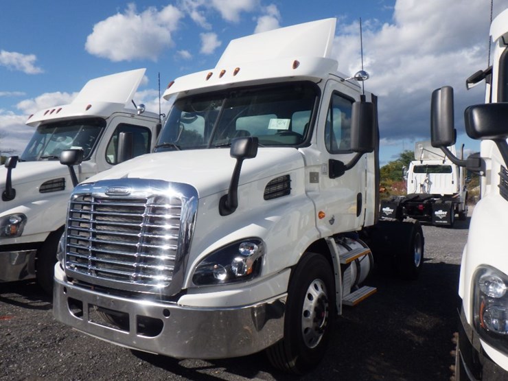 2017-freightliner-cascadia-113-image-1