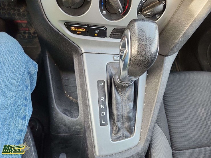 2012-ford-focus-se-image-21