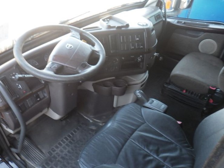 2016-volvo-vnl780-image-19