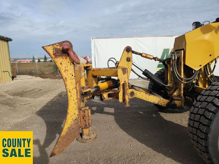 2015-caterpillar-140m-image-24