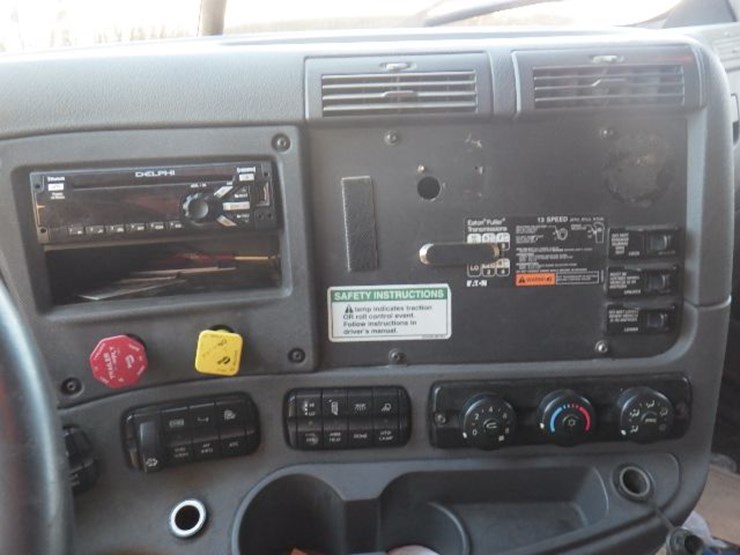 2010-freightliner-cascadia-125-image-23