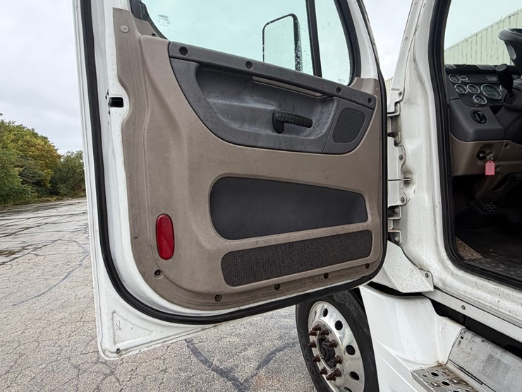 #1669-•-2009-freightliner-cascadia-sleeper-cab-truck-tractor-image-36