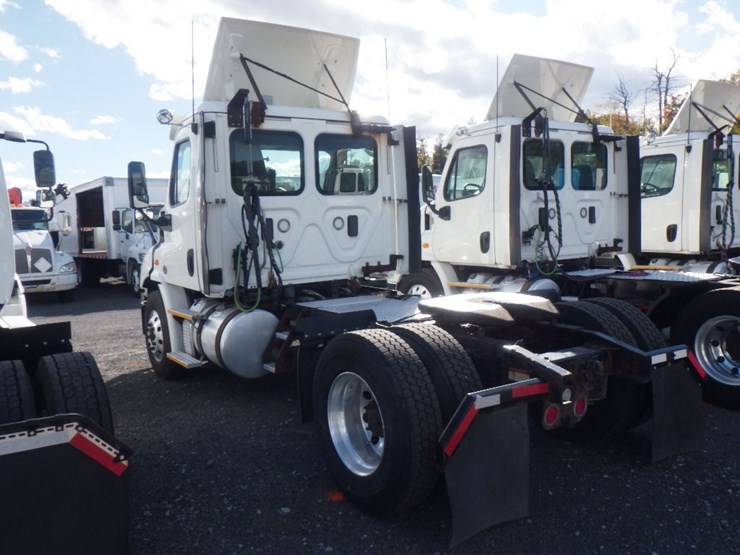 2017-freightliner-cascadia-113-image-9