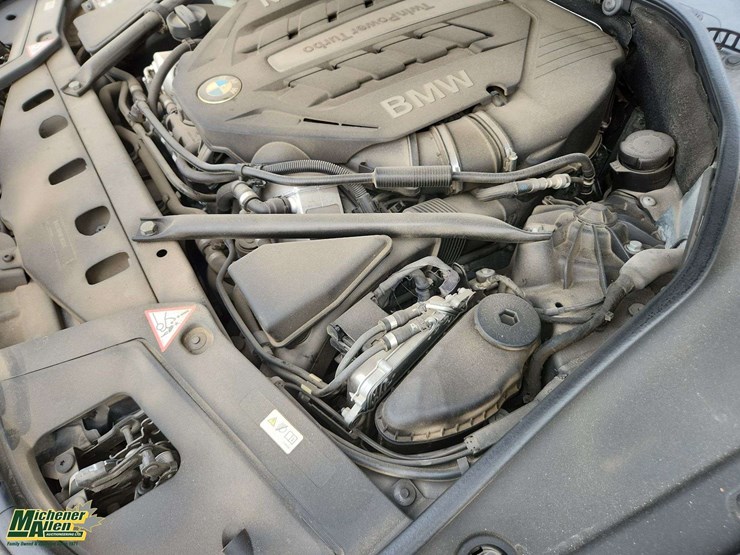 2013-bmw-5-series-550i-gt-xdrive-4dr-sedan-image-25