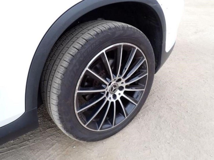 2018-mercedes-benz-glc300-image-42