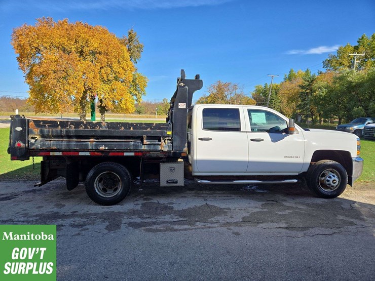2015-chevrolet-3500-image-8