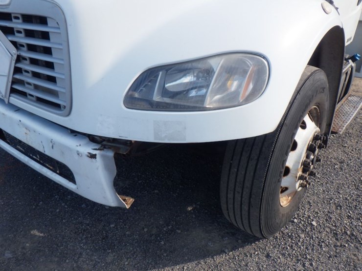 2012-freightliner-m2-106-image-2