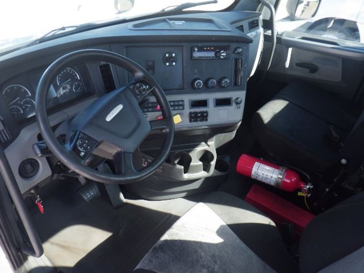 2019-freightliner-cascadia-126-image-16