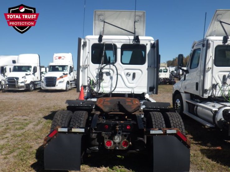 2022-freightliner-cascadia-126-image-9
