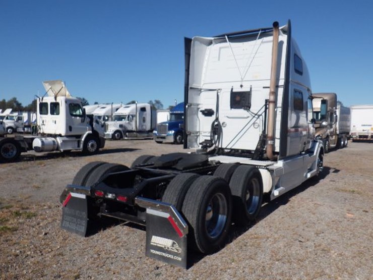 2018-volvo-vnl780-image-13