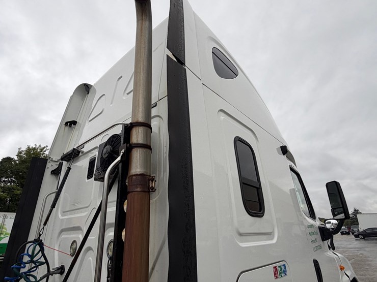 #1669-•-2009-freightliner-cascadia-sleeper-cab-truck-tractor-image-32