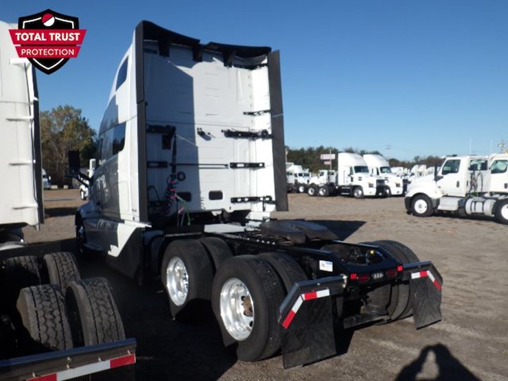 2025-volvo-vnl860-image-12
