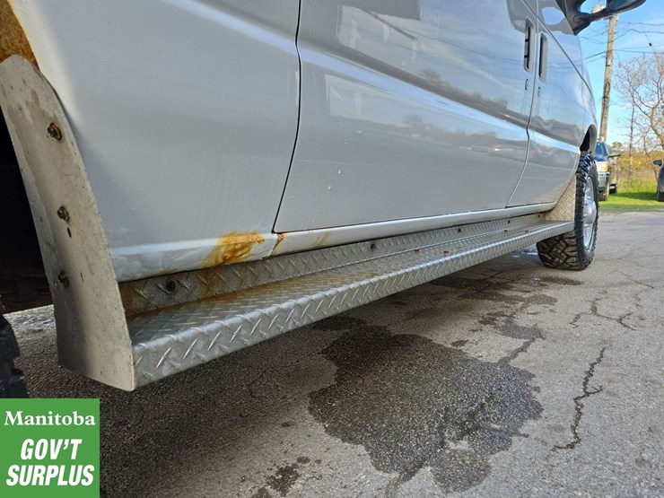 2013-ford-cargo-image-10