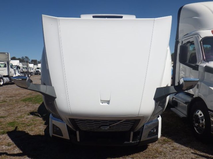 2021-volvo-vnl860-image-24