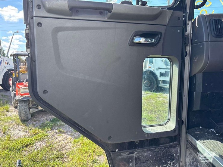 2019-peterbilt-520-image-19