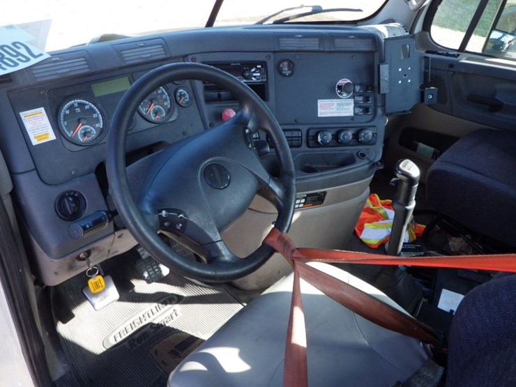 2017-freightliner-cascadia-116-image-19