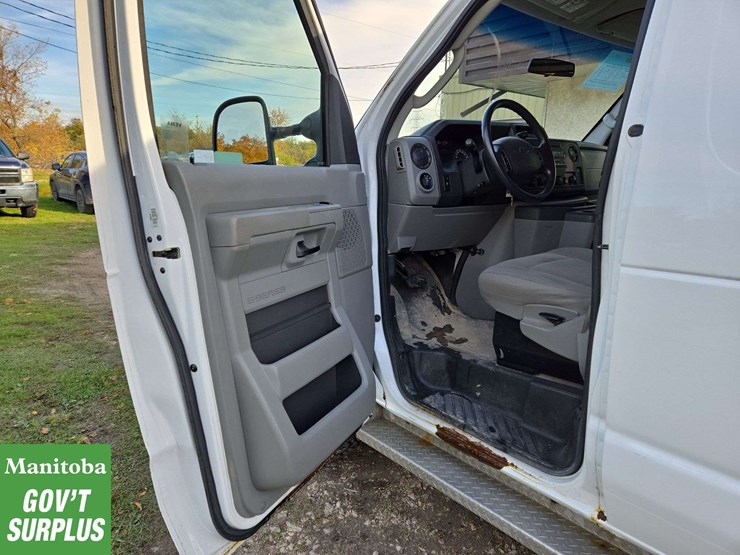 2013-ford-cargo-image-15