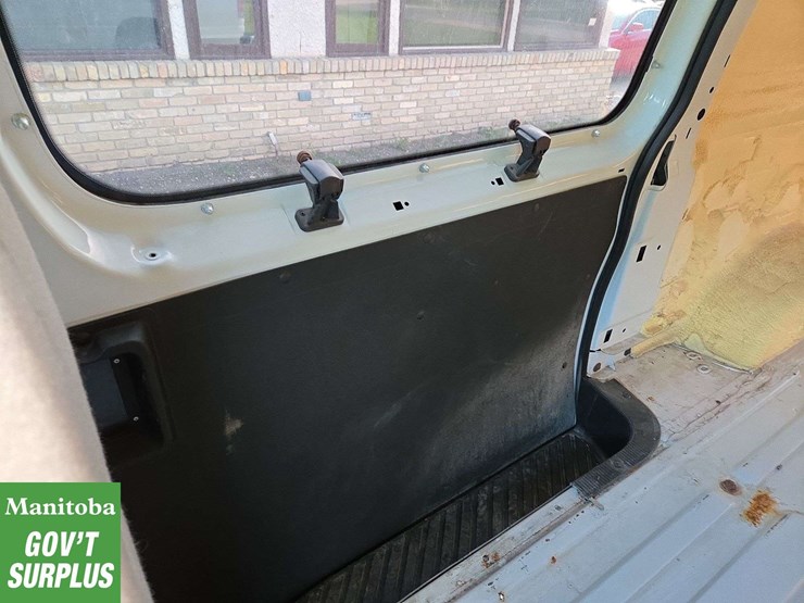 2013-ford-cargo-image-26