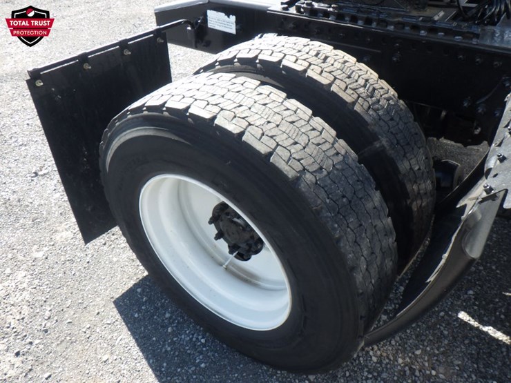 2021-freightliner-m2-106-image-4
