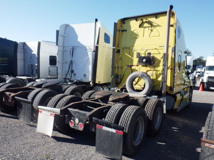 2010-freightliner-cascadia-125-image-13