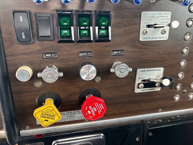 1982-peterbilt-359-image-67