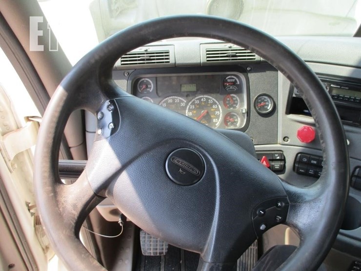 2012-freightliner-cascadia-113-image-12