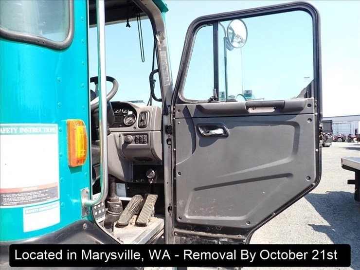 2017-peterbilt-320-image-5
