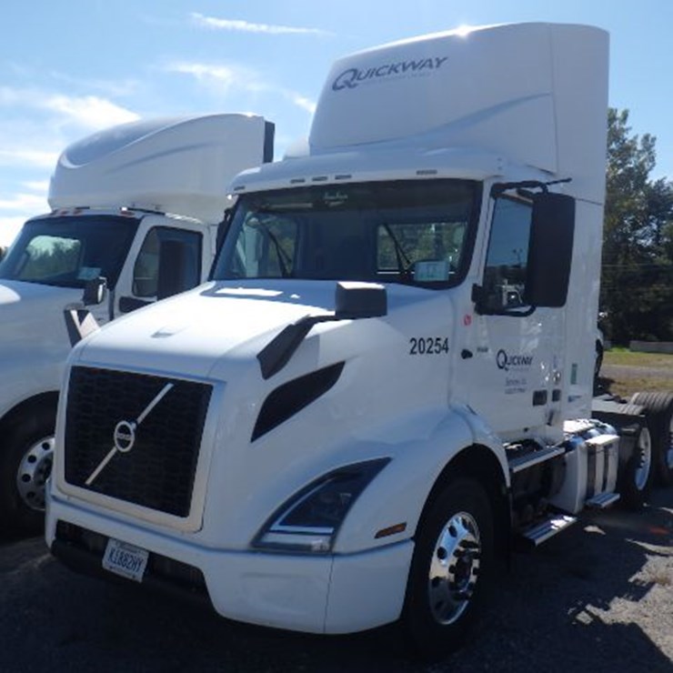 2020 VOLVO VNR300