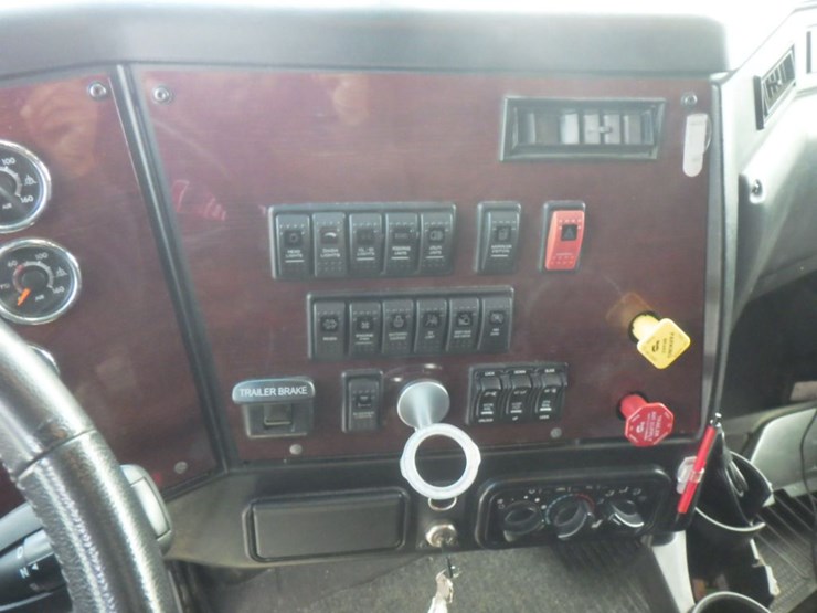 2022-western-star-5700xe-image-19