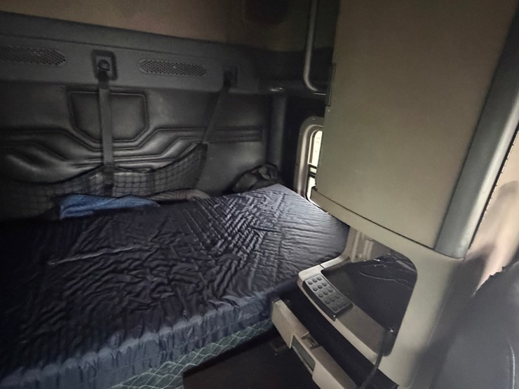 #1659-•-2012-freightliner-cascadia-sleeper-cab-truck-tractor-image-42
