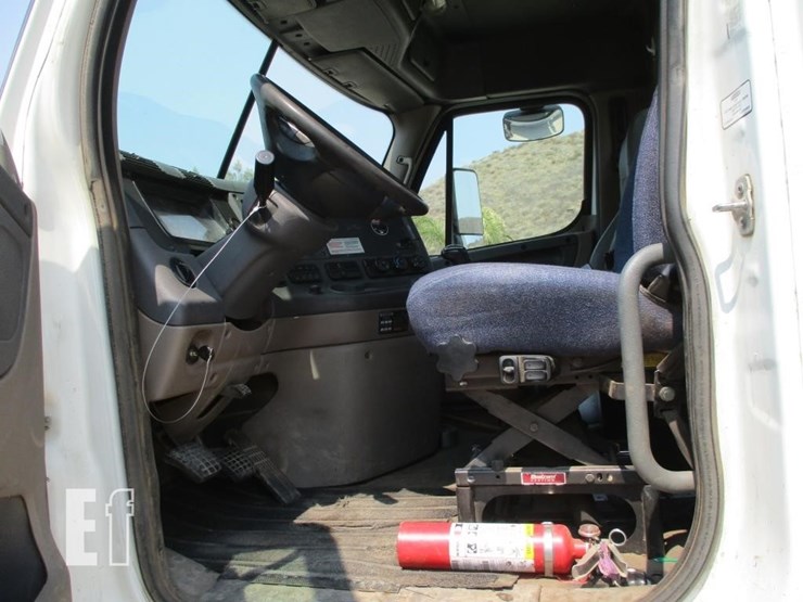 2012-freightliner-cascadia-113-image-7