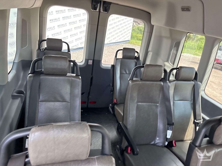 2019-ford-transit-image-16