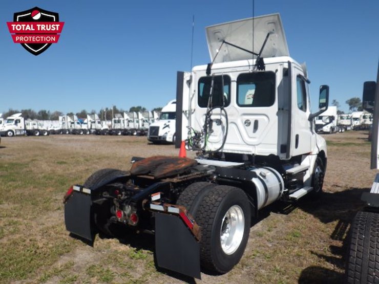 2022-freightliner-cascadia-126-image-8