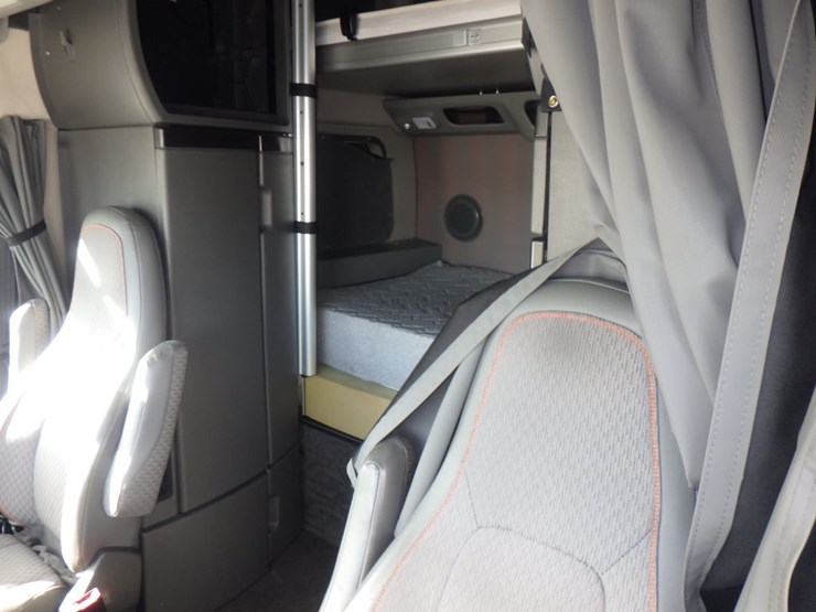 2022-volvo-vnl860-image-18