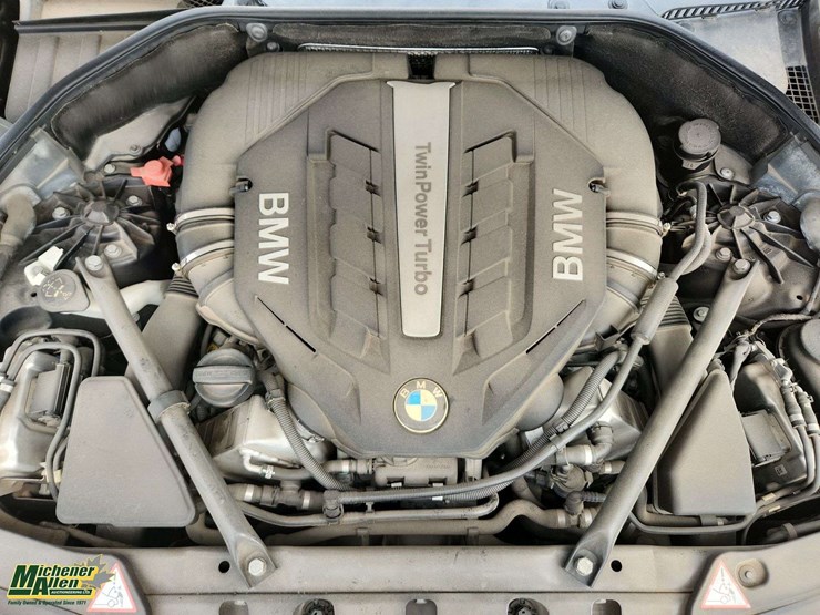 2013-bmw-5-series-550i-gt-xdrive-4dr-sedan-image-28