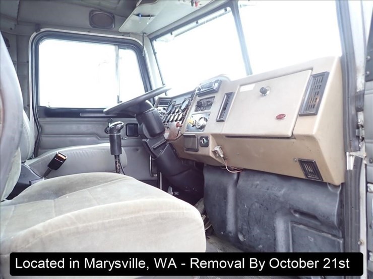 2003-peterbilt-330-image-15