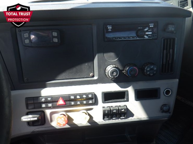 2021-freightliner-cascadia-126-image-18