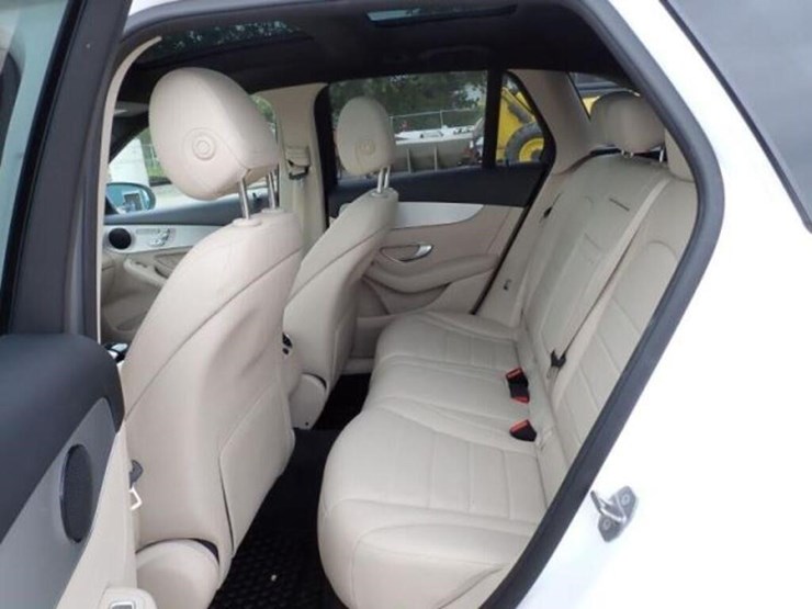 2018-mercedes-benz-glc300-image-25