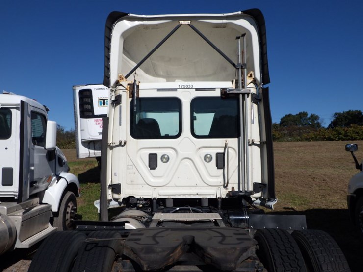 2017-freightliner-cascadia-116-image-10